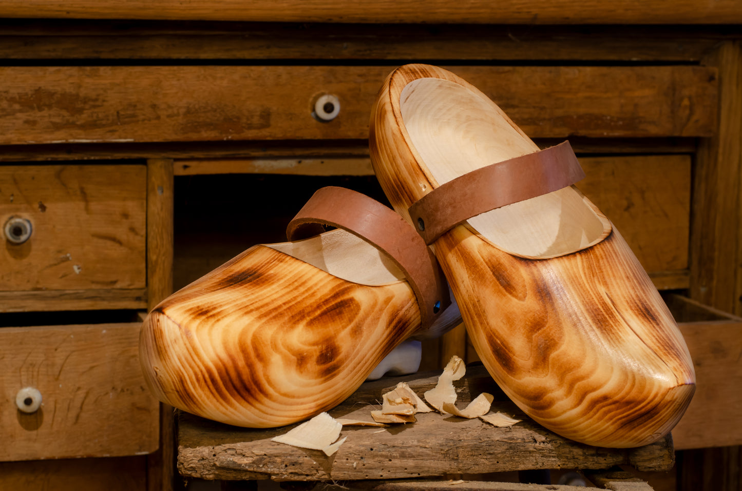 Holzschuhe “Retro” (geflammt u.mit Riemen)